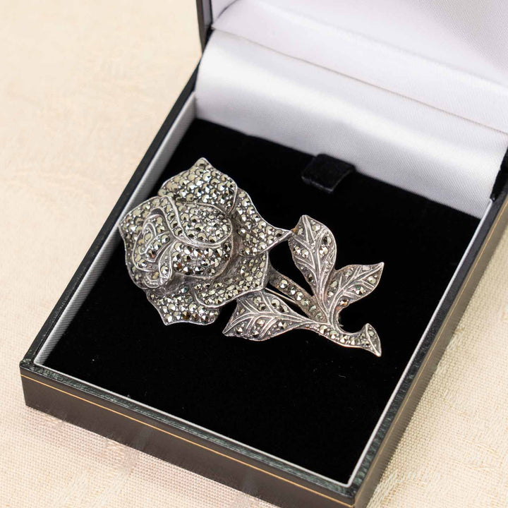 気品ある薔薇のシルエットが美しい  スターリングシルバー マルカジット ローズモチーフブローチ /23K-A[m]