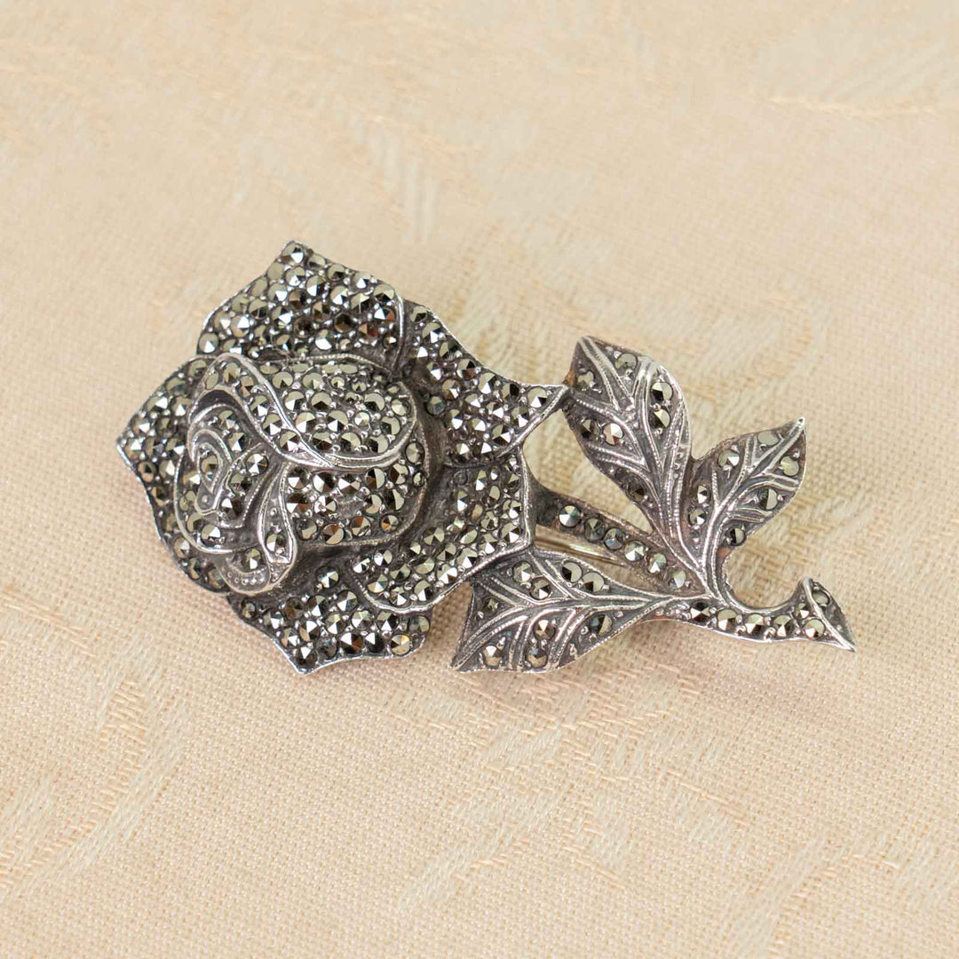 気品ある薔薇のシルエットが美しい  スターリングシルバー マルカジット ローズモチーフブローチ /23K-A[m]