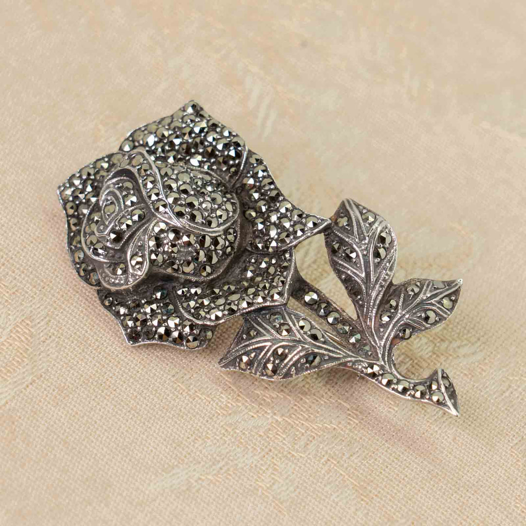 気品ある薔薇のシルエットが美しい  スターリングシルバー マルカジット ローズモチーフブローチ /23K-A[m]
