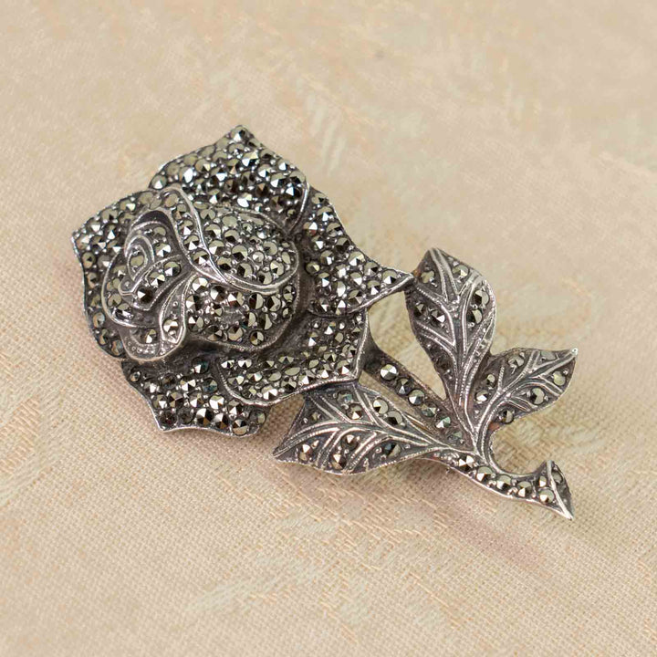 気品ある薔薇のシルエットが美しい  スターリングシルバー マルカジット ローズモチーフブローチ /23K-A[m]