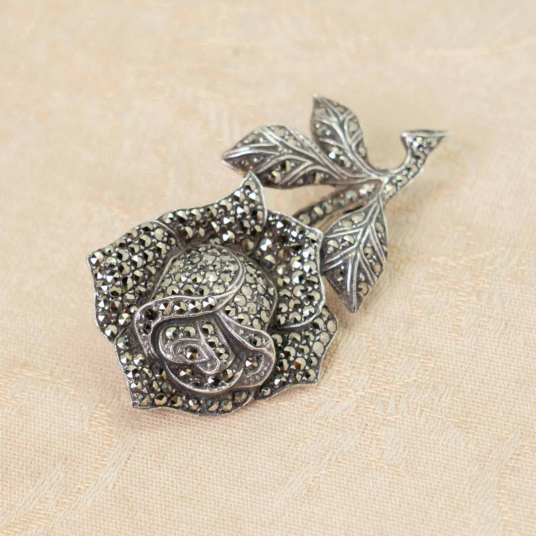 気品ある薔薇のシルエットが美しい  スターリングシルバー マルカジット ローズモチーフブローチ /23K-A[m]