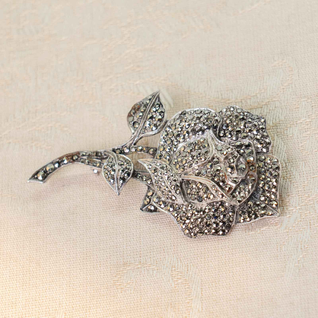 気品ある薔薇のシルエットが美しい  スターリングシルバー マルカジット ローズモチーフブローチ /23K-B[m]