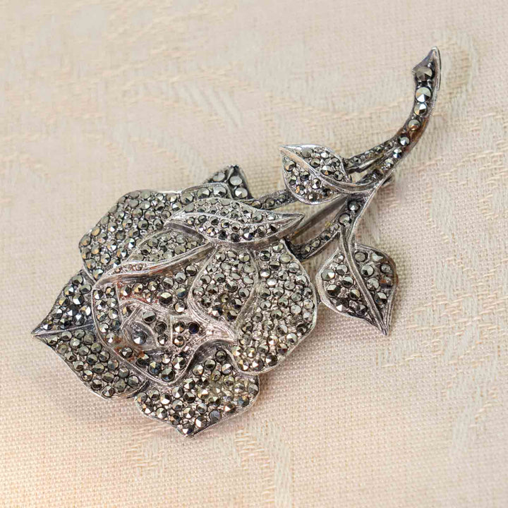 気品ある薔薇のシルエットが美しい  スターリングシルバー マルカジット ローズモチーフブローチ /23K-B[m]