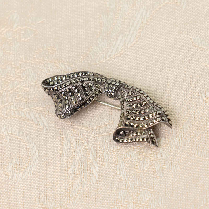 上品な片結びのリボンモチーフ スターリングシルバー マルカジット ボウブローチ /23K[m]