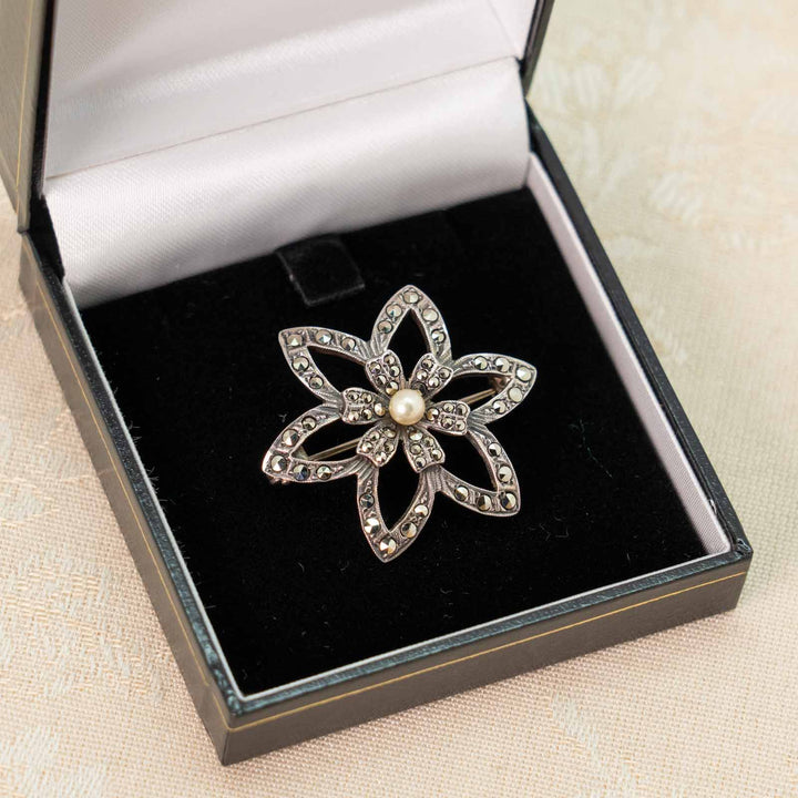 一粒パールがあしらわれた小花のシルエットが可愛らしい スターリングシルバー マルカジット フラワーモチーフブローチ[m]