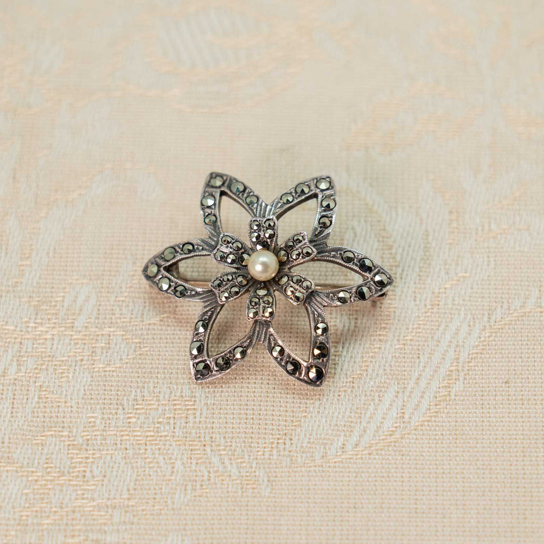 一粒パールがあしらわれた小花のシルエットが可愛らしい スターリングシルバー マルカジット フラワーモチーフブローチ[m]