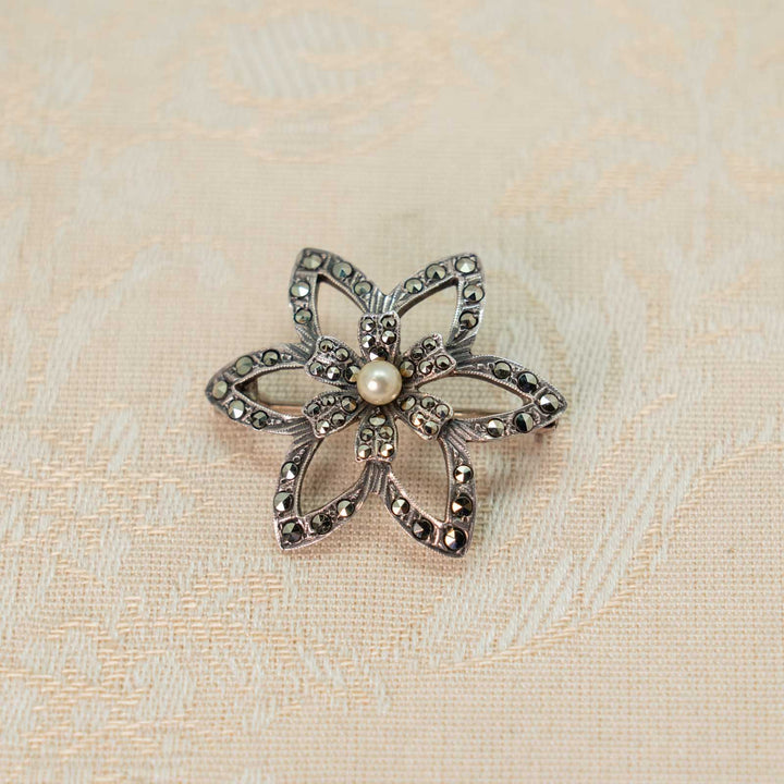 一粒パールがあしらわれた小花のシルエットが可愛らしい スターリングシルバー マルカジット フラワーモチーフブローチ[m]