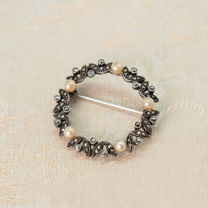 パールと葉が連なる華やかなシルエット スターリングシルバー マルカジット リースブローチ[m]