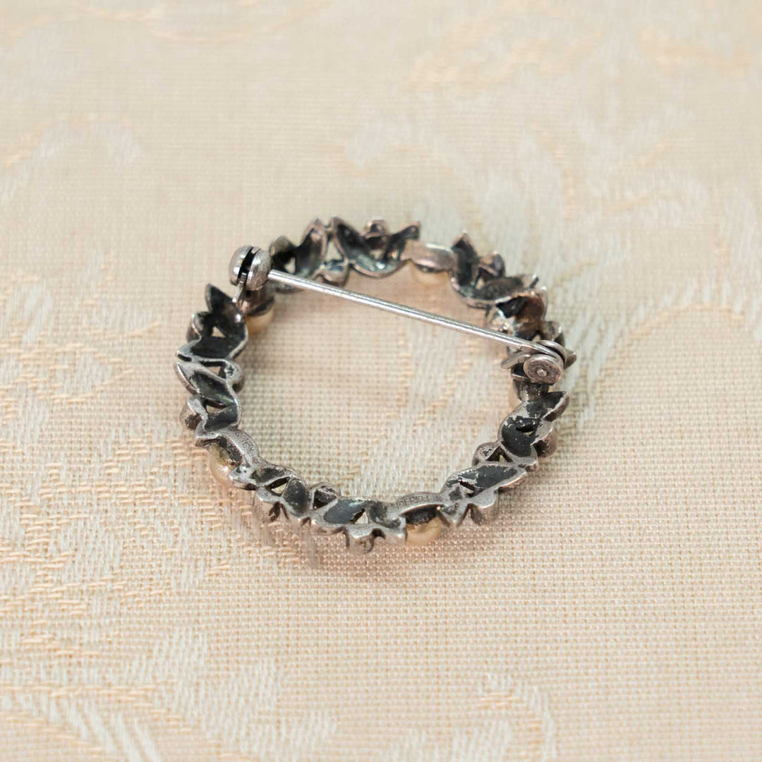 パールと葉が連なる華やかなシルエット スターリングシルバー マルカジット リースブローチ[m]