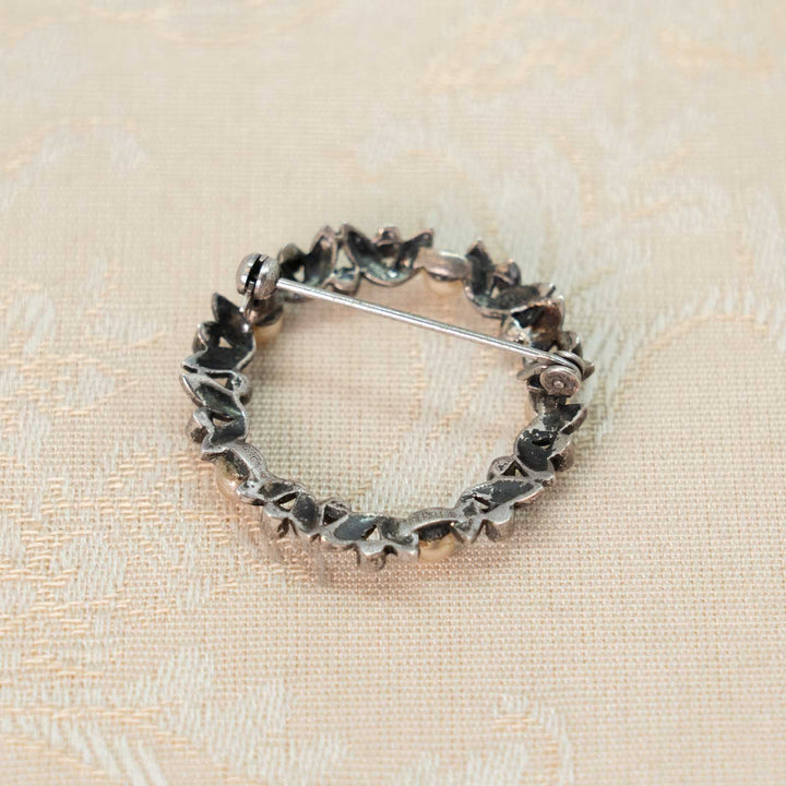 パールと葉が連なる華やかなシルエット スターリングシルバー マルカジット リースブローチ[m]