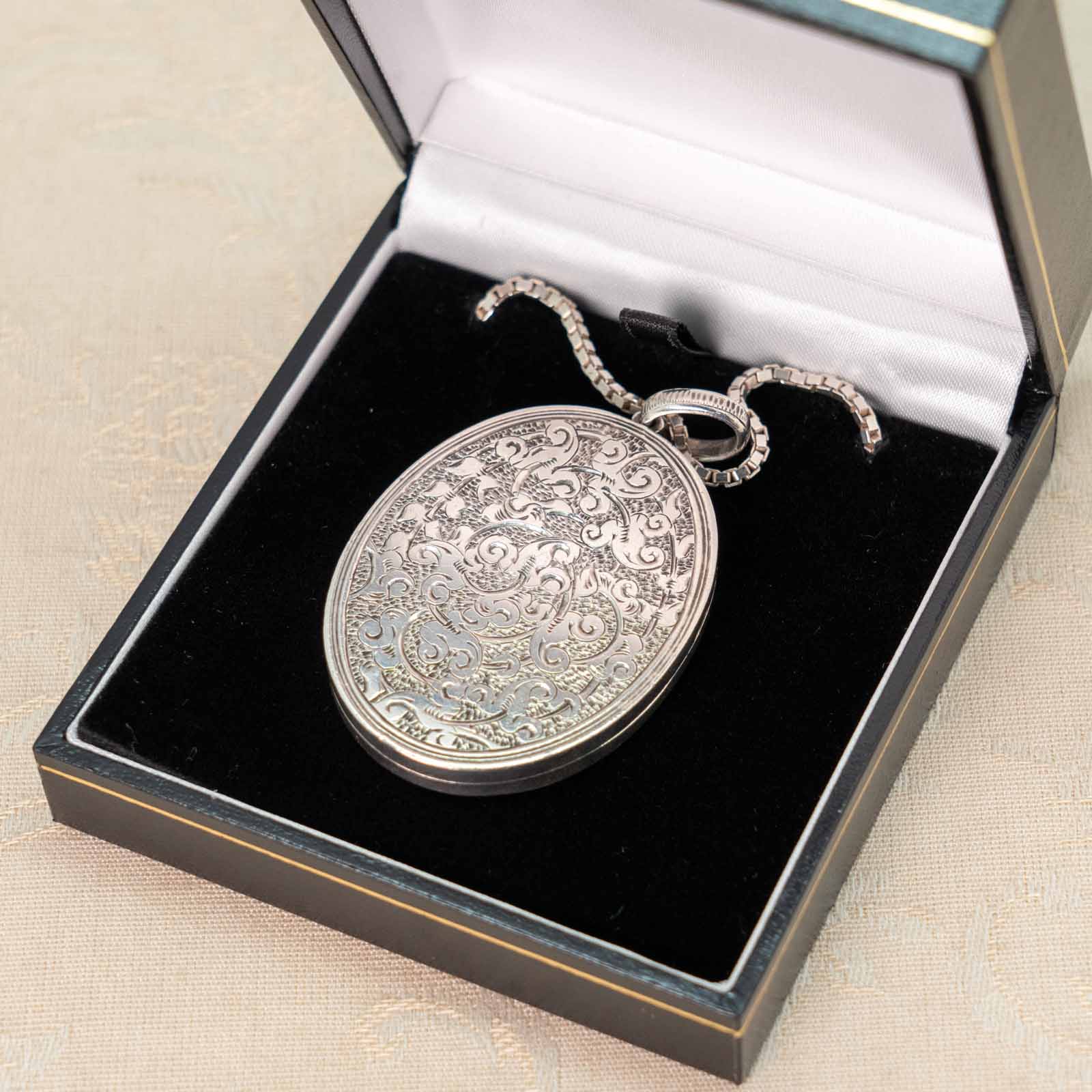 大きく存在感のあるサイズで繊細な彫刻が映える シルバー ヴィクトリア