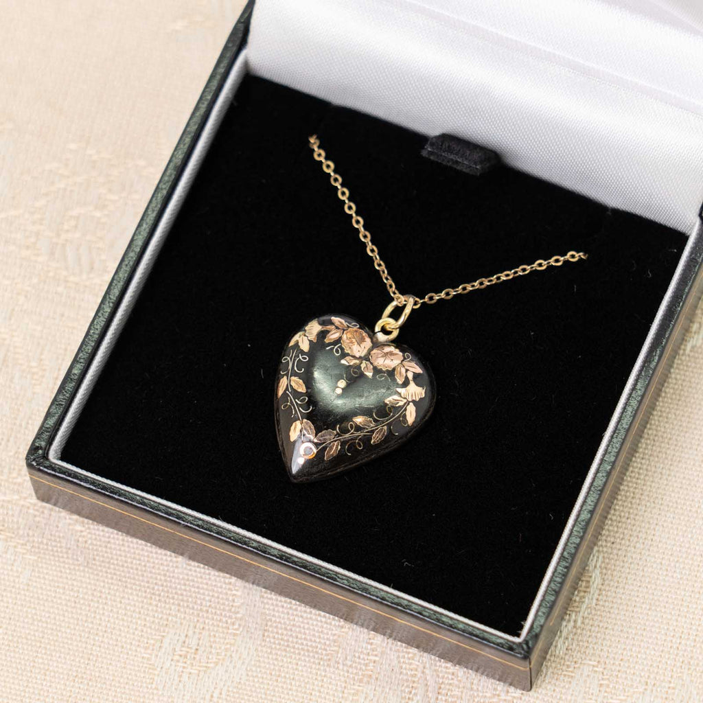 ハートシルエットのべっ甲にゴールドの象嵌細工が映える ヴィクトリア