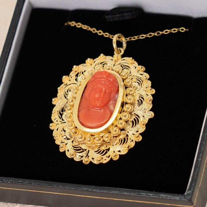 金の刺繍とも呼ばれる緻密な金細工が見事 ジョージアン アンティークコーラルカメオペンダント[m]
