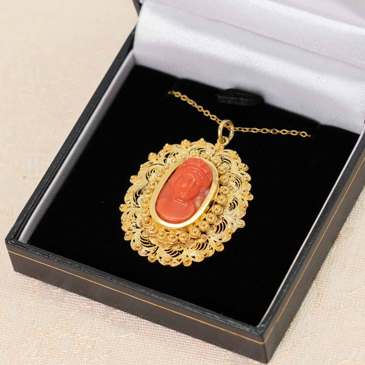 金の刺繍とも呼ばれる緻密な金細工が見事 ジョージアン アンティークコーラルカメオペンダント[m]