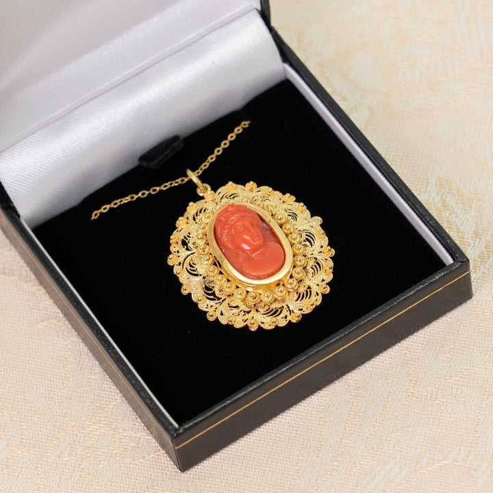金の刺繍とも呼ばれる緻密な金細工が見事 ジョージアン アンティークコーラルカメオペンダント[m]