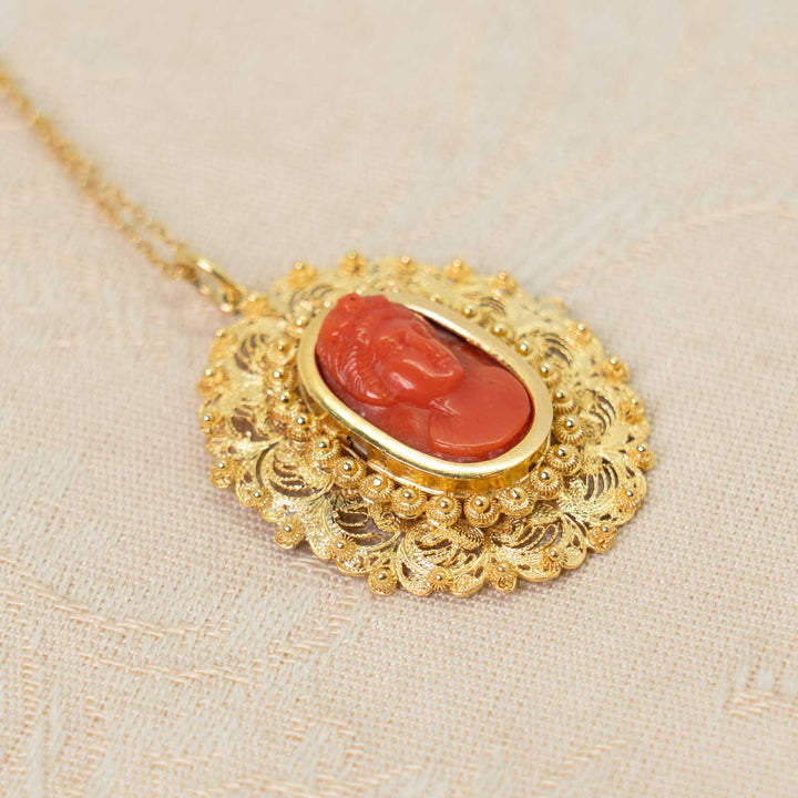 金の刺繍とも呼ばれる緻密な金細工が見事 ジョージアン アンティークコーラルカメオペンダント[m]