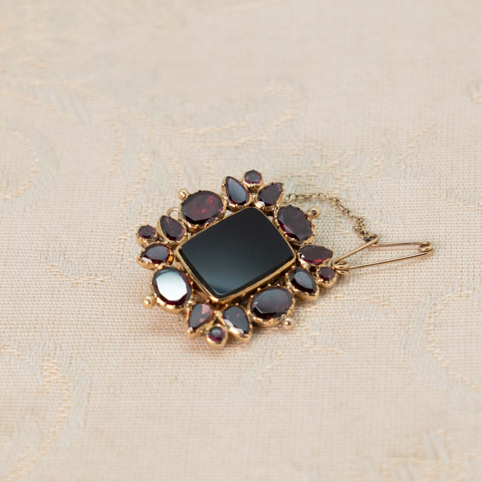 艶やかなブラックオニキスとガーネットが気品ある佇まい ジョージアン