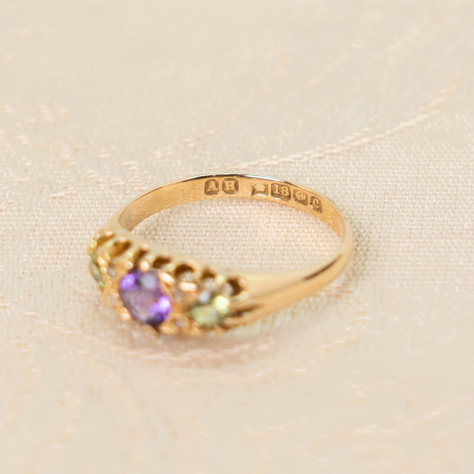 アメジストとペリドットとダイヤモンドが織りなす輝き エドワー