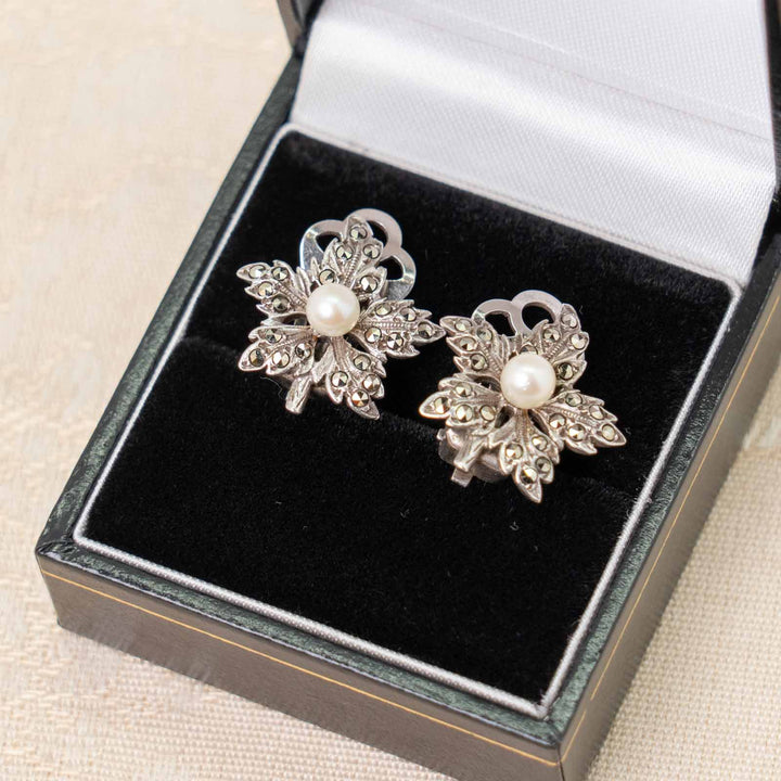 小花のシルエットにパールが華やか スターリングシルバー マルカジット クリップイヤリング /23K-B[m]