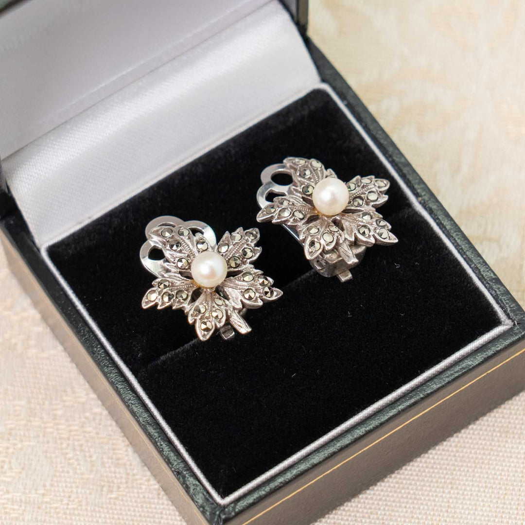 小花のシルエットにパールが華やか スターリングシルバー マルカジット クリップイヤリング /23K-B[m]