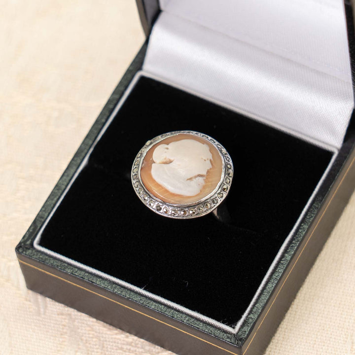 優しい横顔が美しく刻まれた スターリングシルバー マルカジット シェルカメオリング /23K-B[m]
