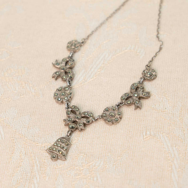 ベルのトップに小花やリボンが連なるデザインが可愛らしい スターリングシルバー マルカジット ビブネックレス[m]
