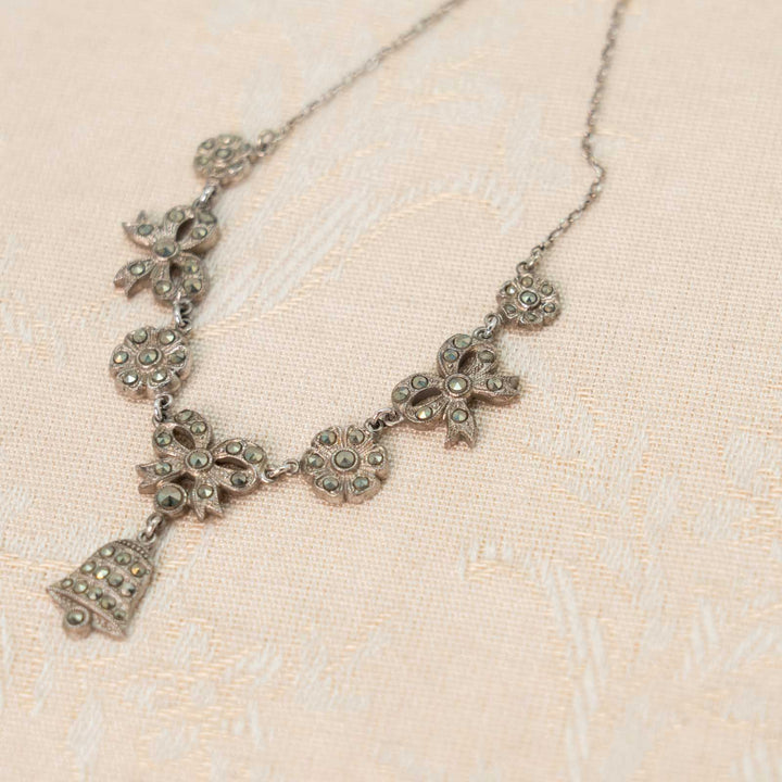 ベルのトップに小花やリボンが連なるデザインが可愛らしい スターリングシルバー マルカジット ビブネックレス[m]