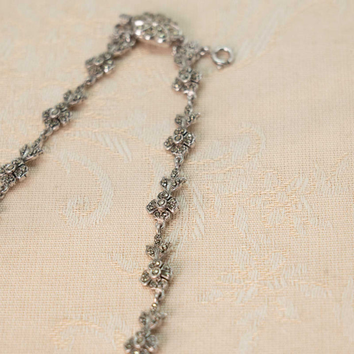 繊細なパーツが連なる華やかなシルエット スターリングシルバー マルカジット ビブネックレス[m]