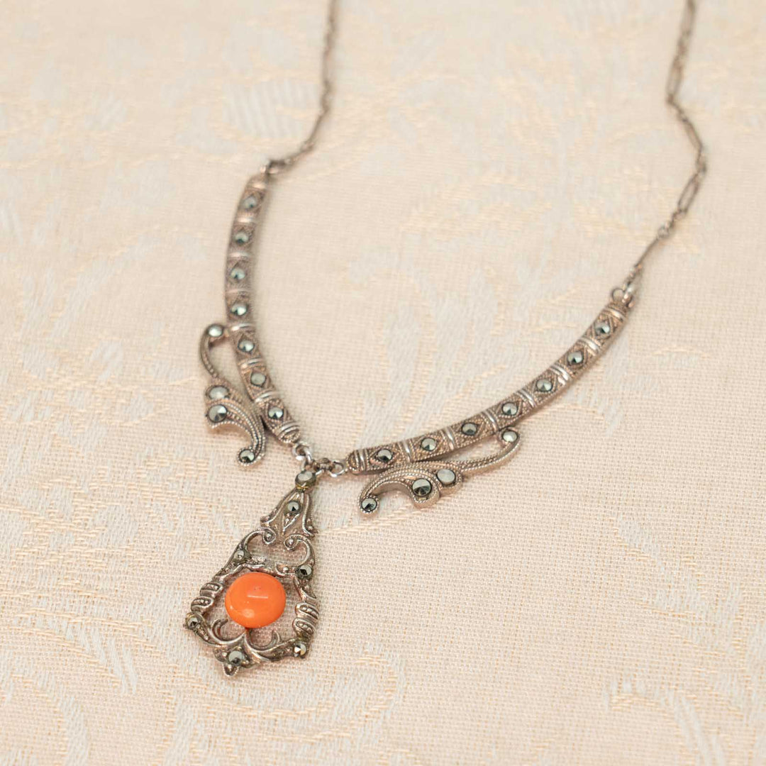 鮮やかなコーラルがアクセント スターリングシルバー マルカジット ビブネックレス[m]