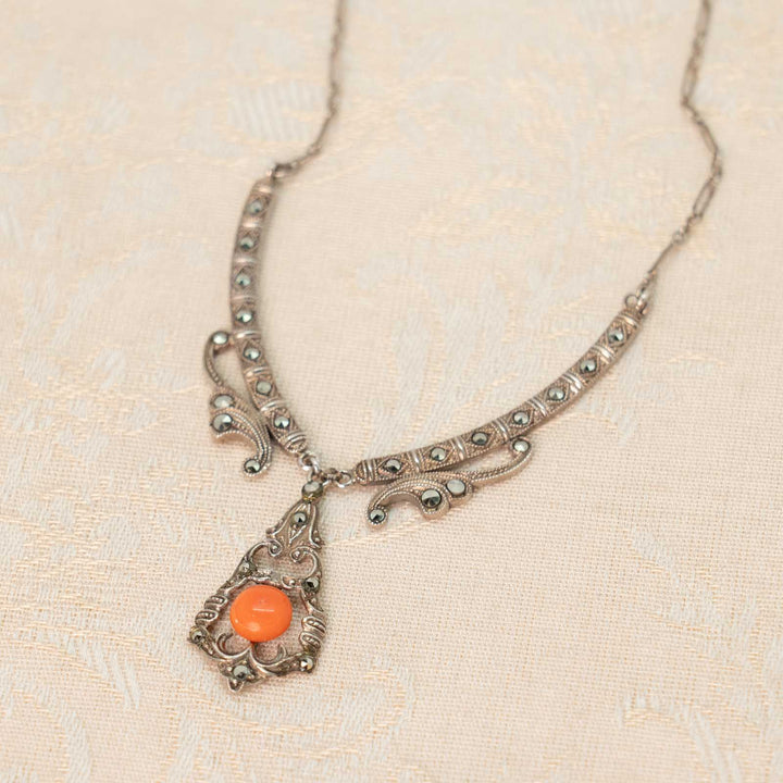 鮮やかなコーラルがアクセント スターリングシルバー マルカジット ビブネックレス[m]