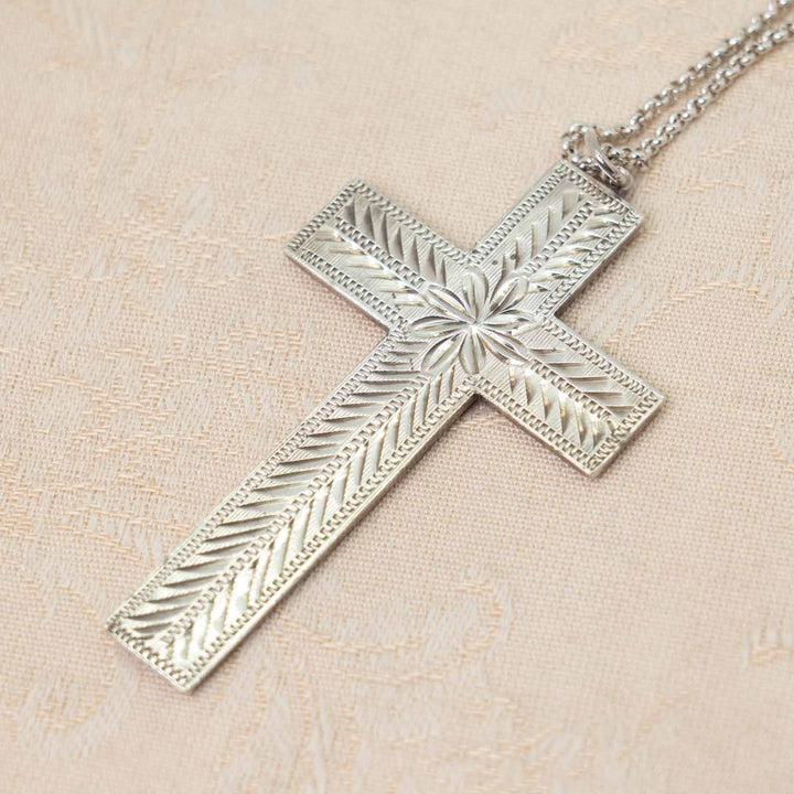 緻密な彫刻が気品ある美しさ スターリングシルバー クロスペンダント[m]