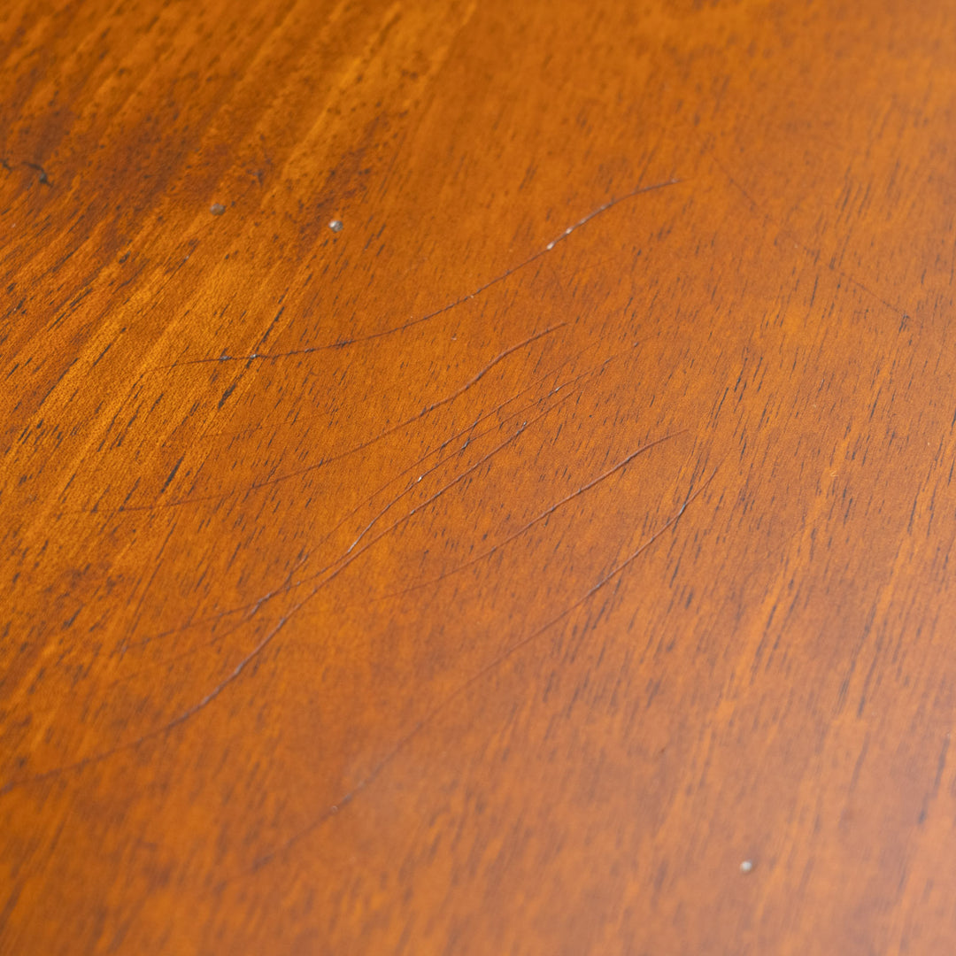 繊細な彫刻やフルーティングレッグが気品ある佇まい ウォールナット キャビネット