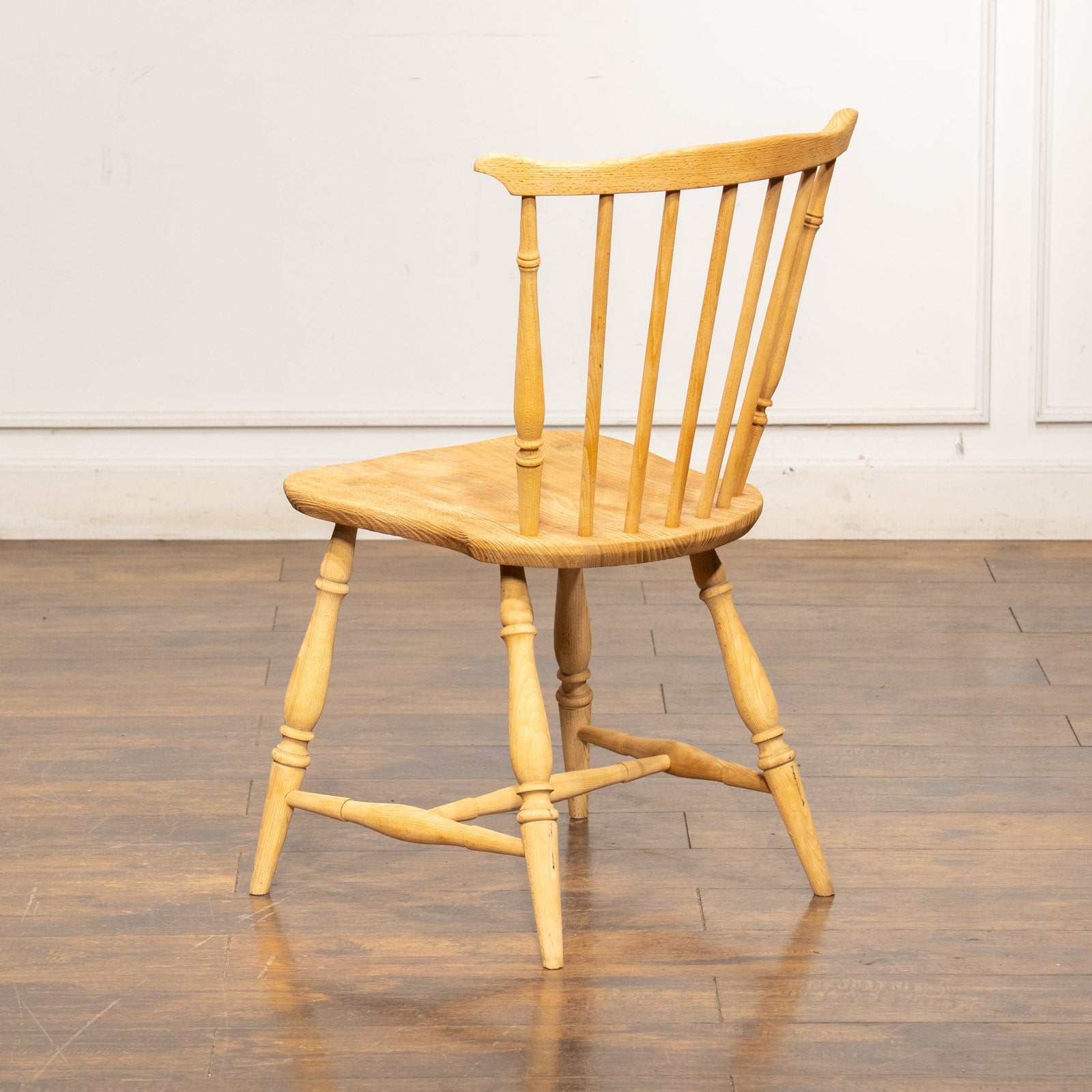 優しく素朴な佇まいがお部屋に馴染む ファンバック ウィンザーチェア