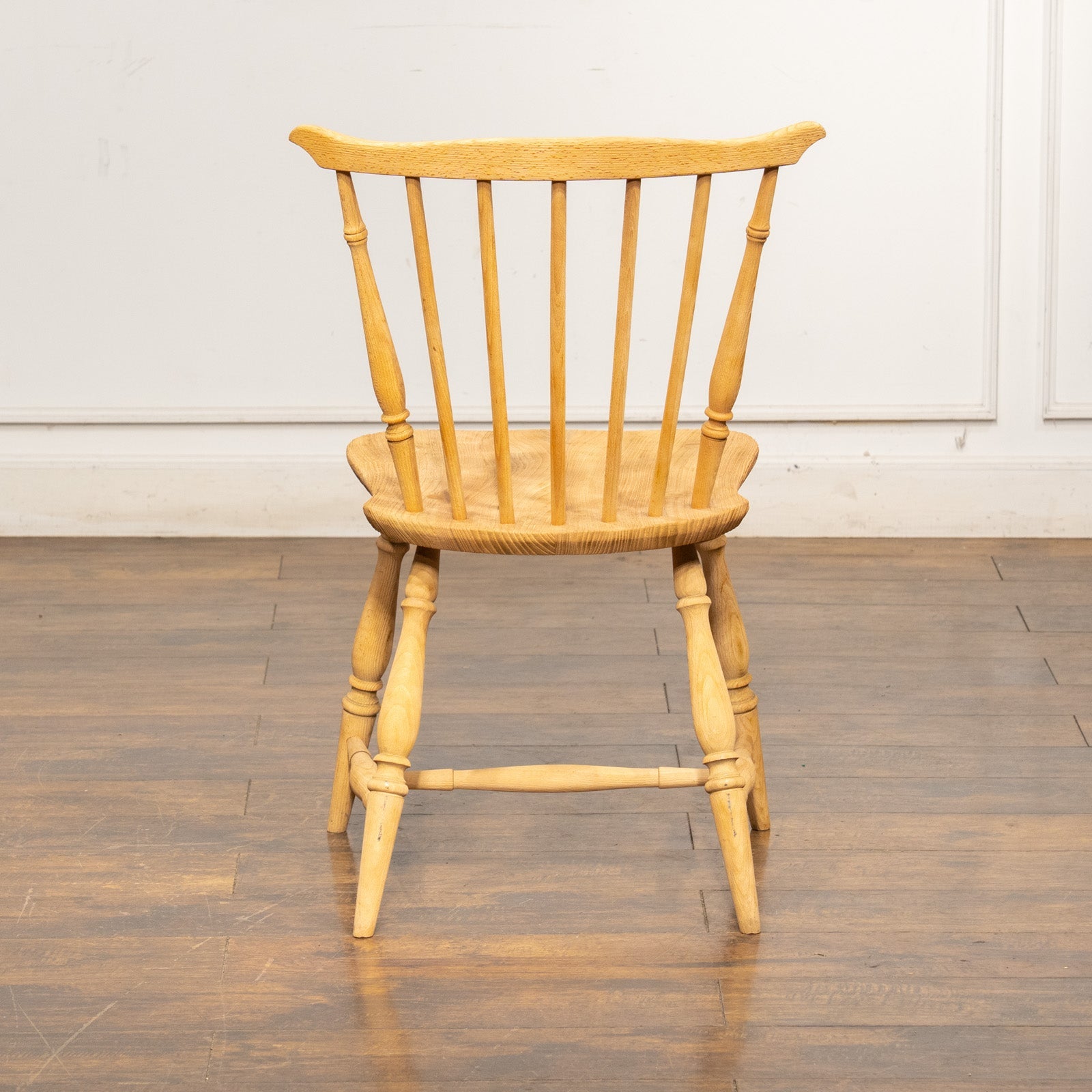 優しく素朴な佇まいがお部屋に馴染む ファンバック ウィンザーチェア