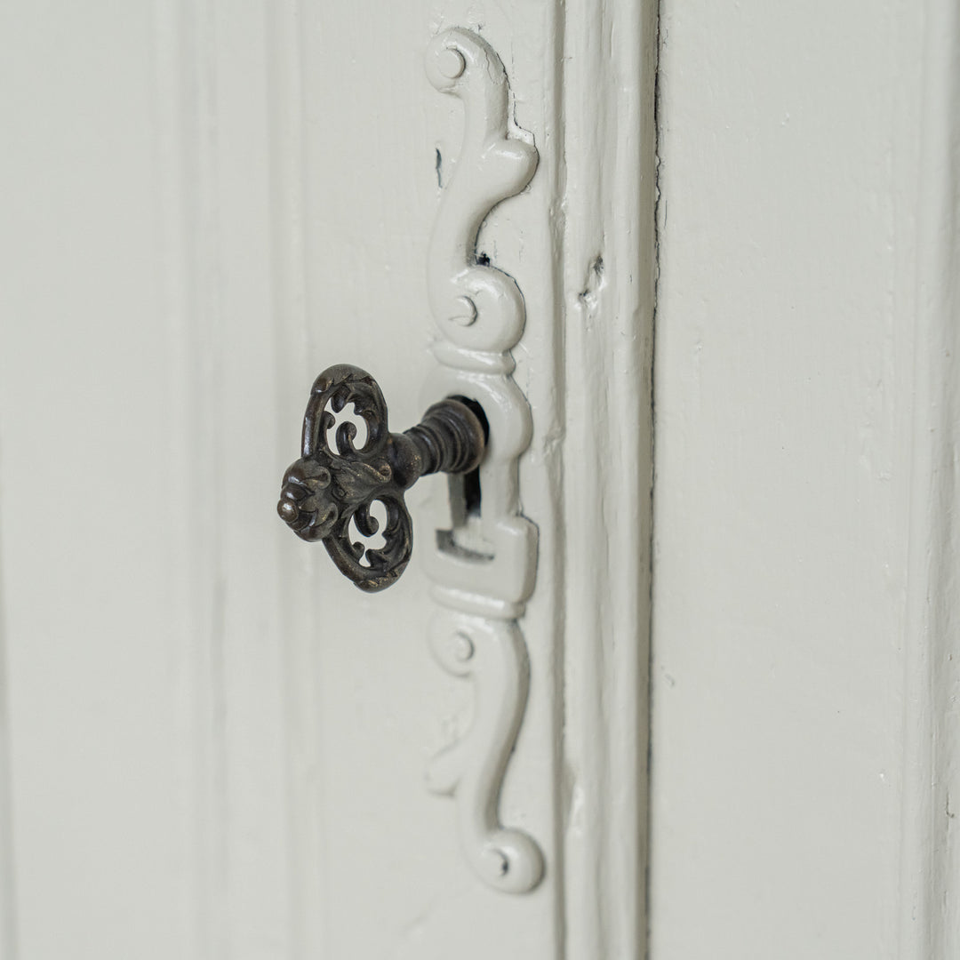 上品なデザインにホワイトペイントがシャビーシックな印象 フレンチ サイドボード /23K