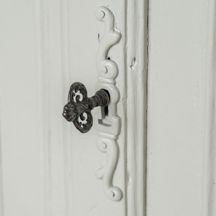 上品なデザインにホワイトペイントがシャビーシックな印象 フレンチ サイドボード /23K