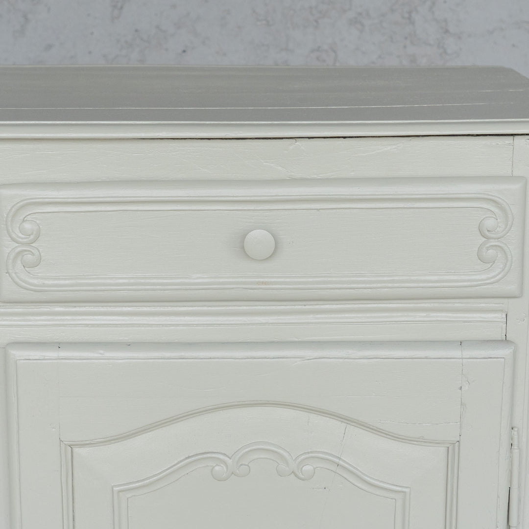 上品なデザインにホワイトペイントがシャビーシックな印象 フレンチ サイドボード /23K