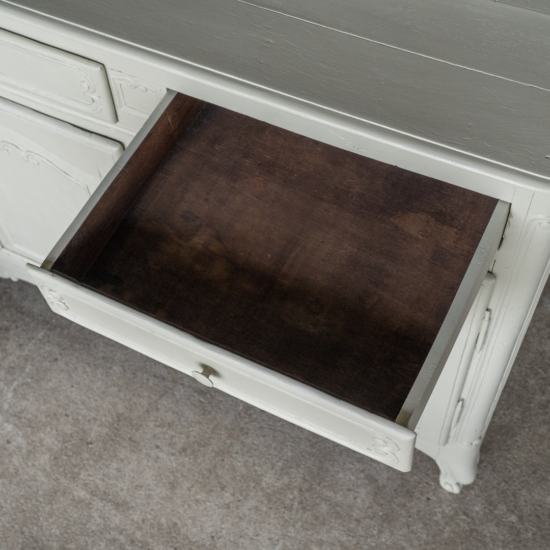 上品なデザインにホワイトペイントがシャビーシックな印象 フレンチ サイドボード /23K