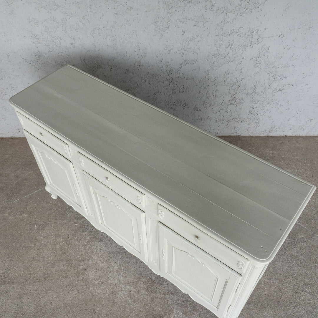 上品なデザインにホワイトペイントがシャビーシックな印象 フレンチ サイドボード /23K