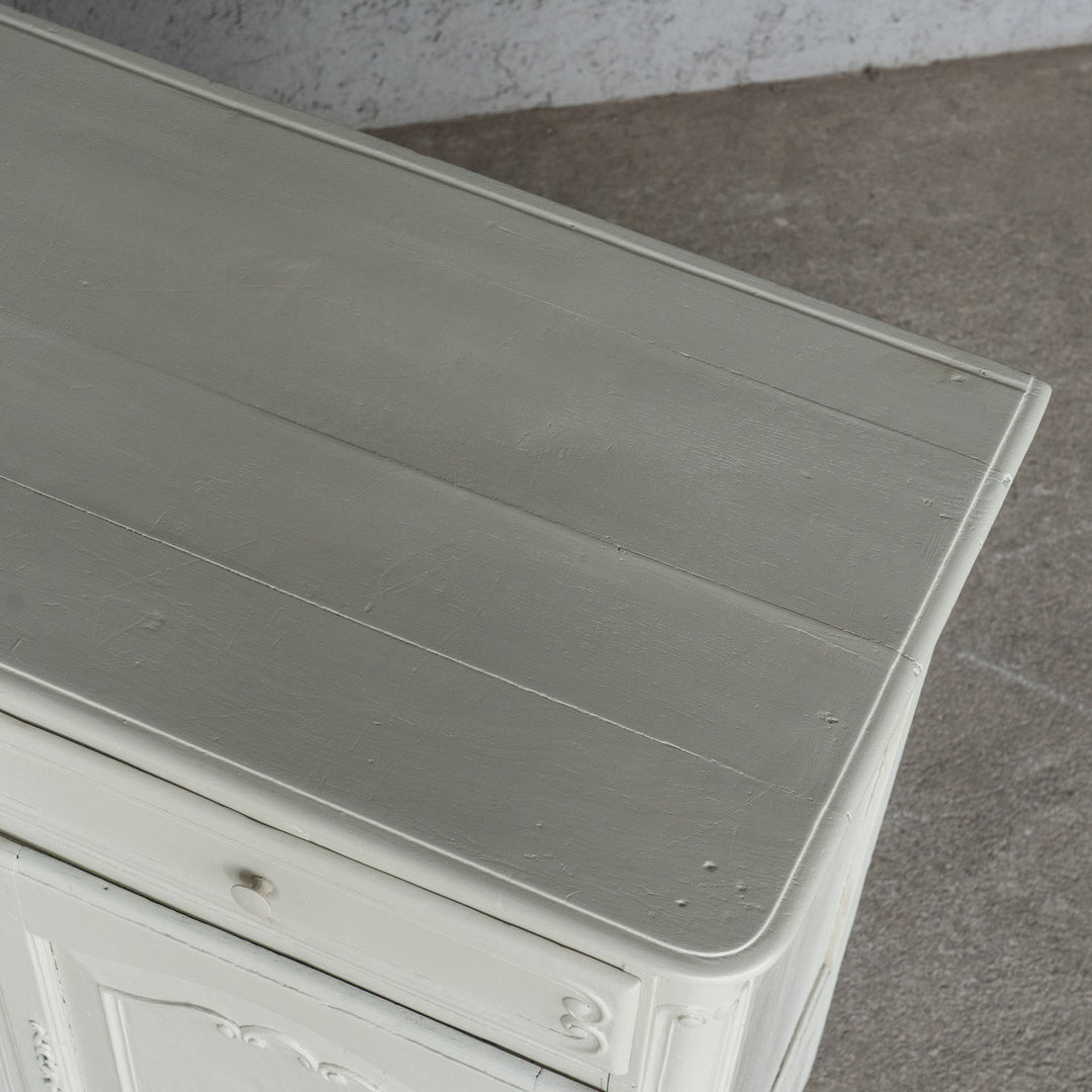 上品なデザインにホワイトペイントがシャビーシックな印象 フレンチ サイドボード /23K