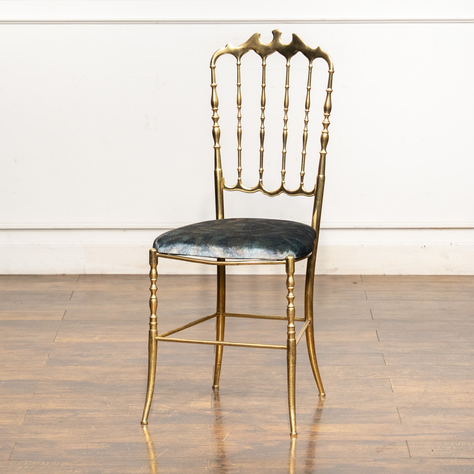 華奢で繊細なゴールドのメタルフレームにベルベットの座面が上品 キア