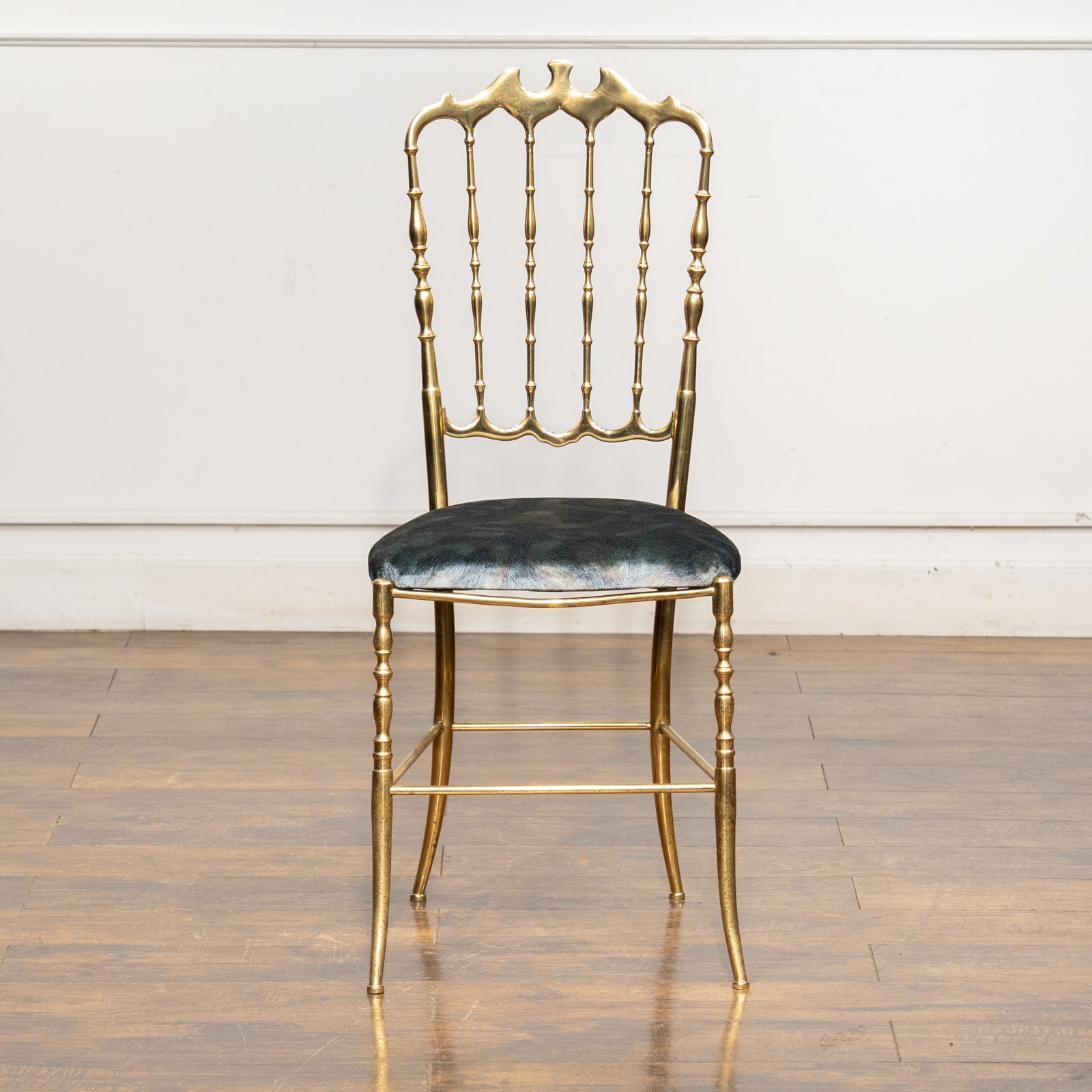 華奢で繊細なゴールドのメタルフレームにベルベットの座面が上品 キア