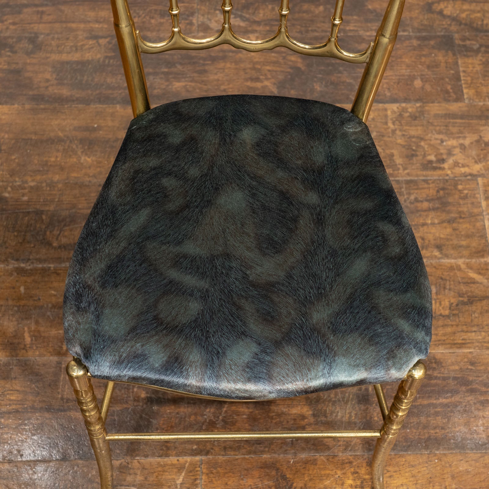 華奢で繊細なゴールドのメタルフレームにベルベットの座面が上品 キア