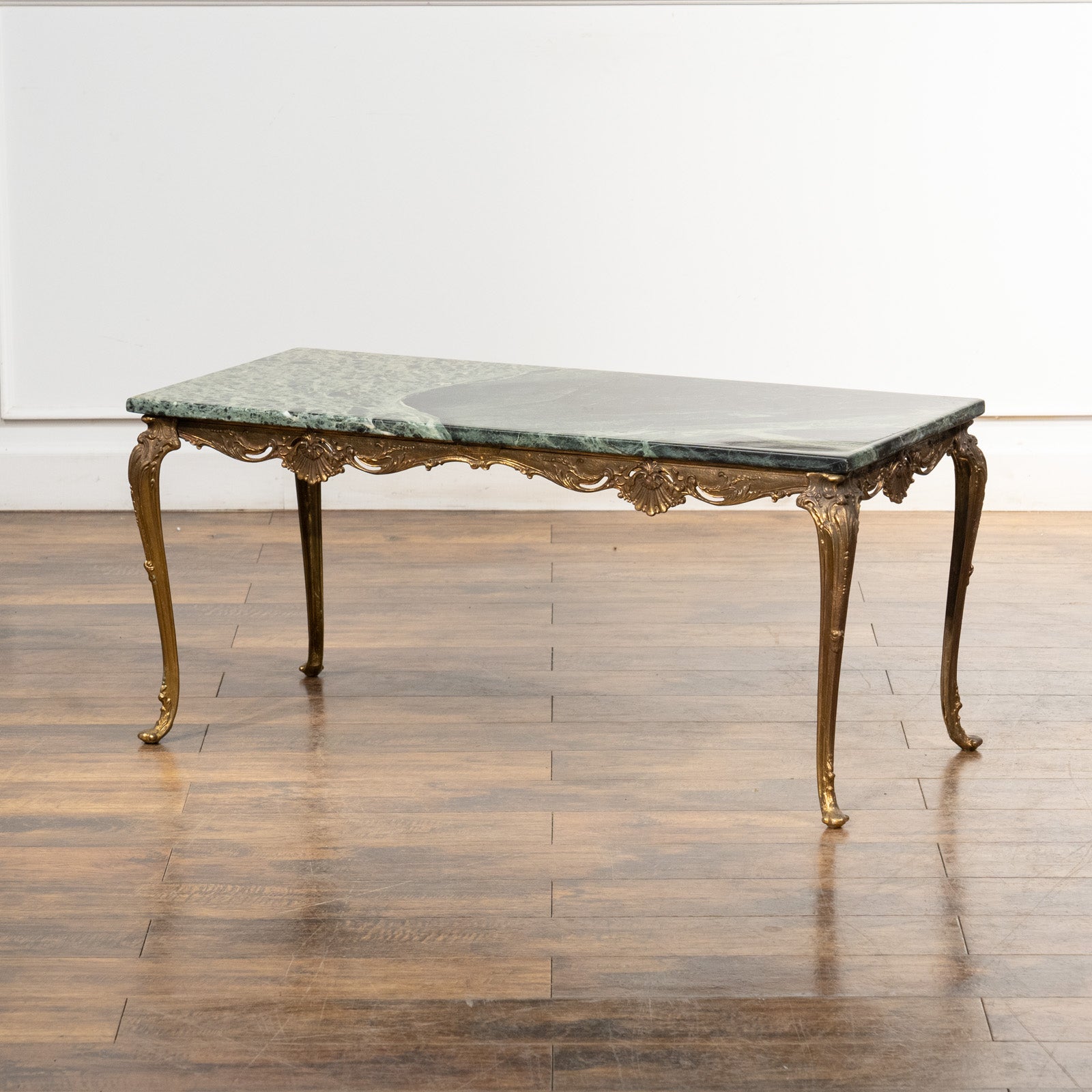 T*S様 クラシックスタイル テーブル グリーン大理石 アンティーク グリーンの大理石天板やカブリオールレッグがエレガント マーブル