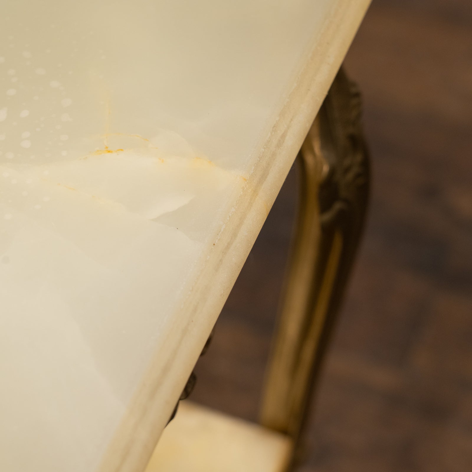 真鍮フレームと大理石天板で高級感漂うシルエット マーブルトップ