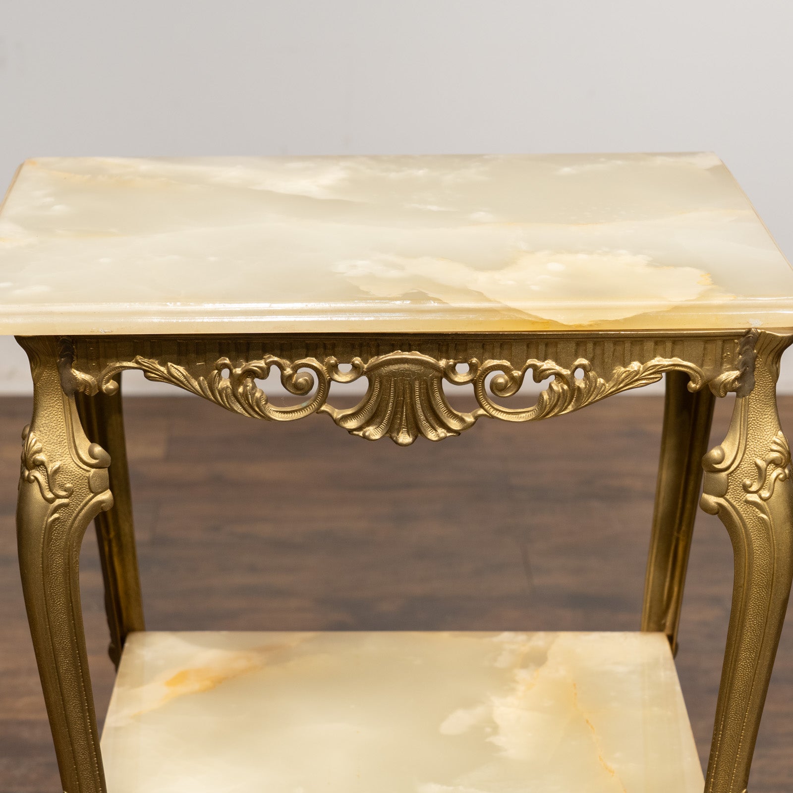 真鍮フレームと大理石天板で高級感漂うシルエット マーブルトップ