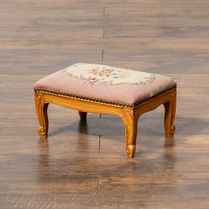 ニードルポイントの華やかな刺繍の座面が魅力的 ビーチ フットスツール[m]