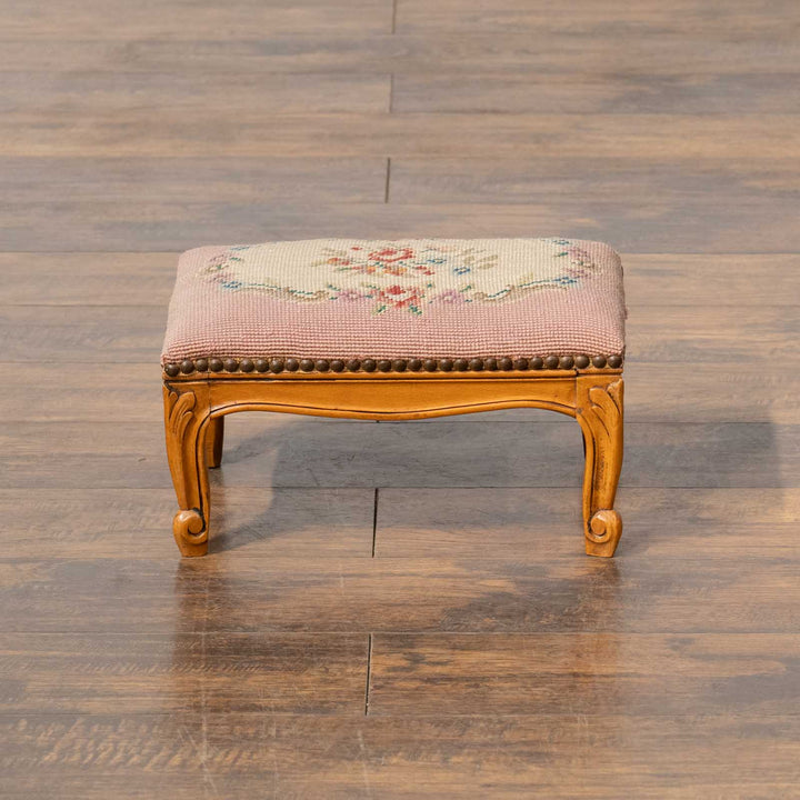 ニードルポイントの華やかな刺繍の座面が魅力的 ビーチ フットスツール[m]