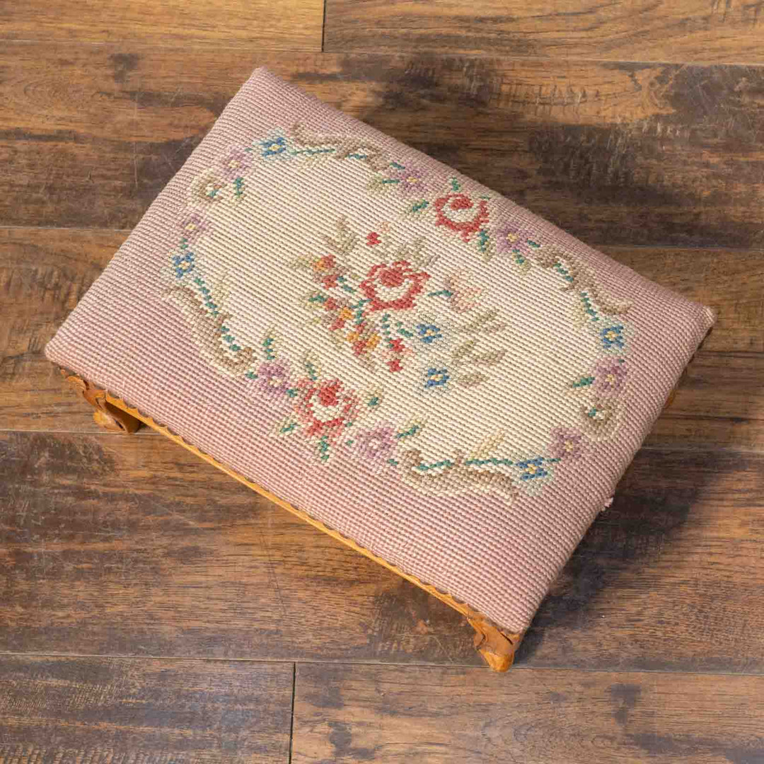 ニードルポイントの華やかな刺繍の座面が魅力的 ビーチ フットスツール[m]
