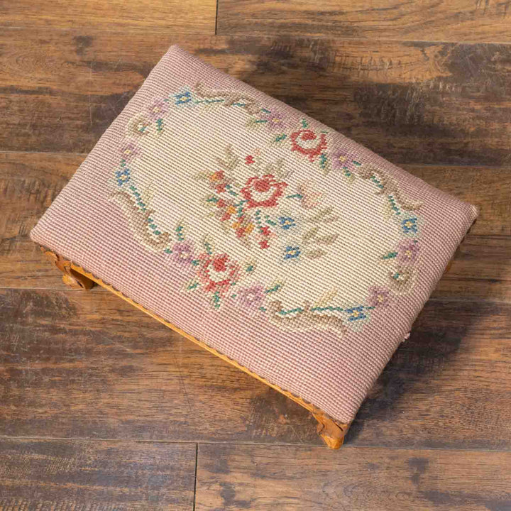 ニードルポイントの華やかな刺繍の座面が魅力的 ビーチ フットスツール[m]